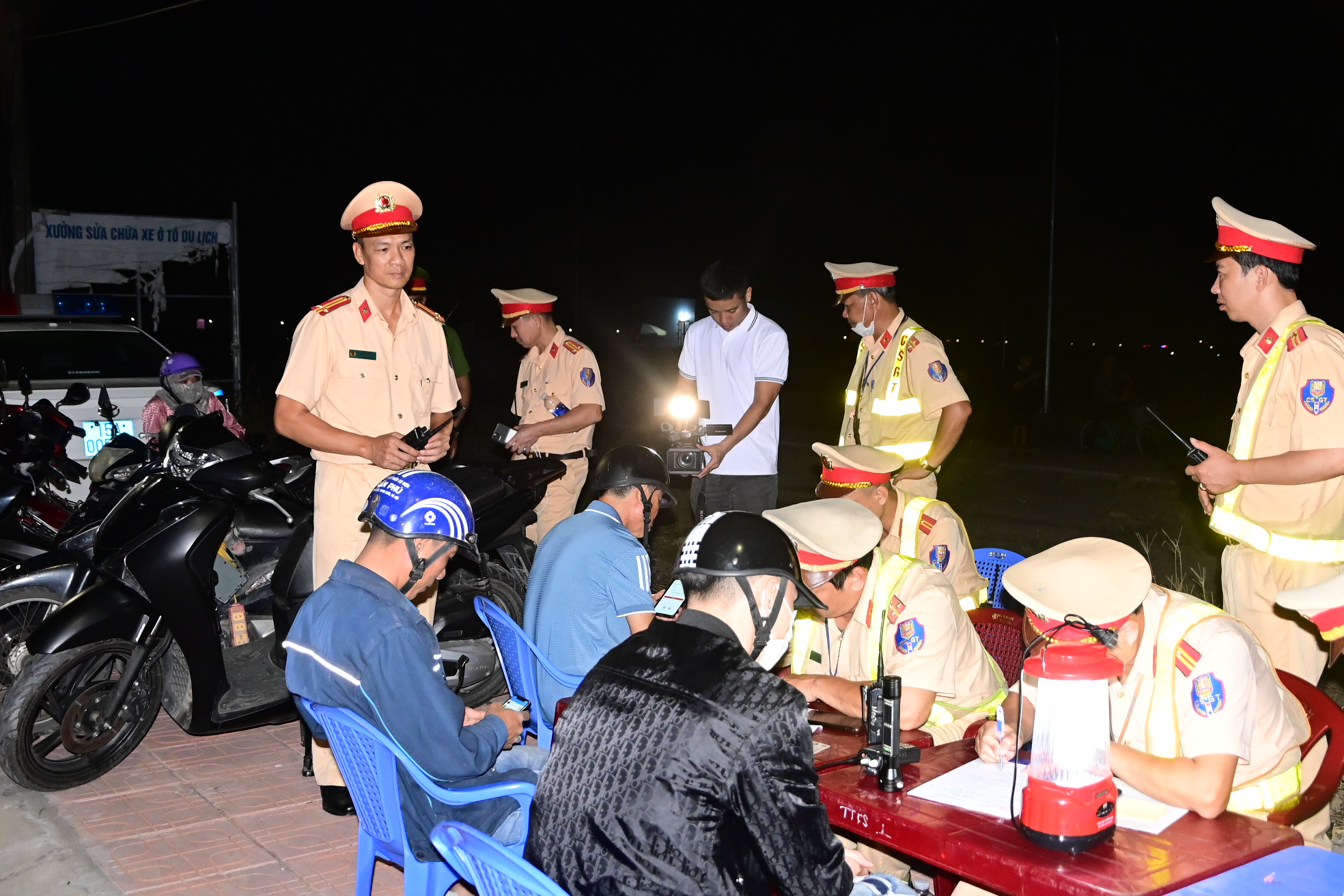 Đội CSGT số 2 - Phòng Cảnh sát giao thông xử lý 10 trường hợp vi phạm trật tự an toàn giao thông